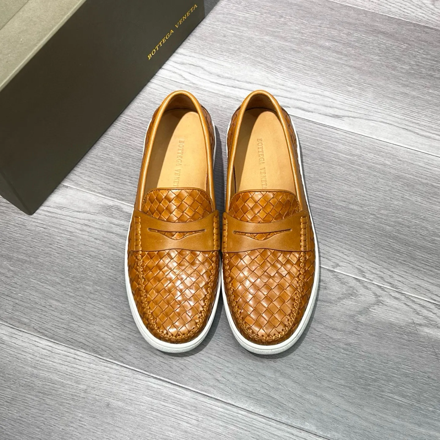 Ex-factory price 500 BV〰️Purely handmade classic men's beanie shoes👉👉driving shoes, slip-on shoes, made of imported cowhide woven from Italy, 💕water-dyed cowhide lining, 🔊original outsole, waterproof platform design, comfortable on the feet. A good choice for traveling and driving, two colors available, code number: 38-44, (45 can be customized)